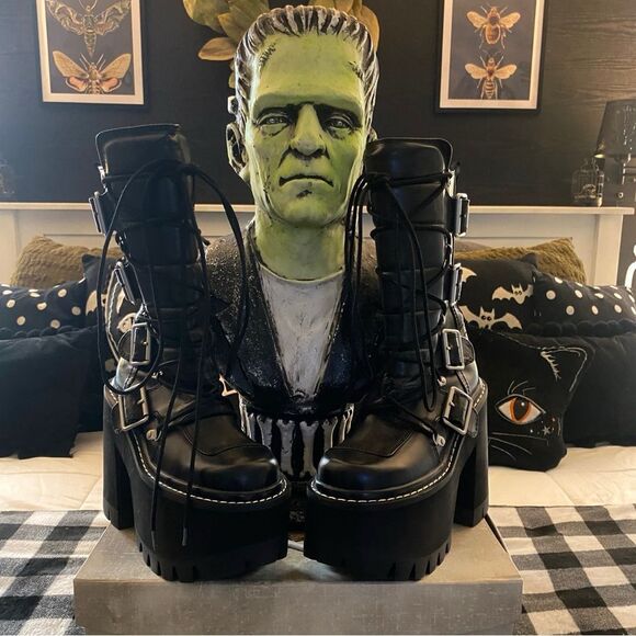 ❤️SALE ❤️Dolls Kill Goth Platforms Deep Black Silver Buckles  Accents Size 8 - Picture 2 of 13